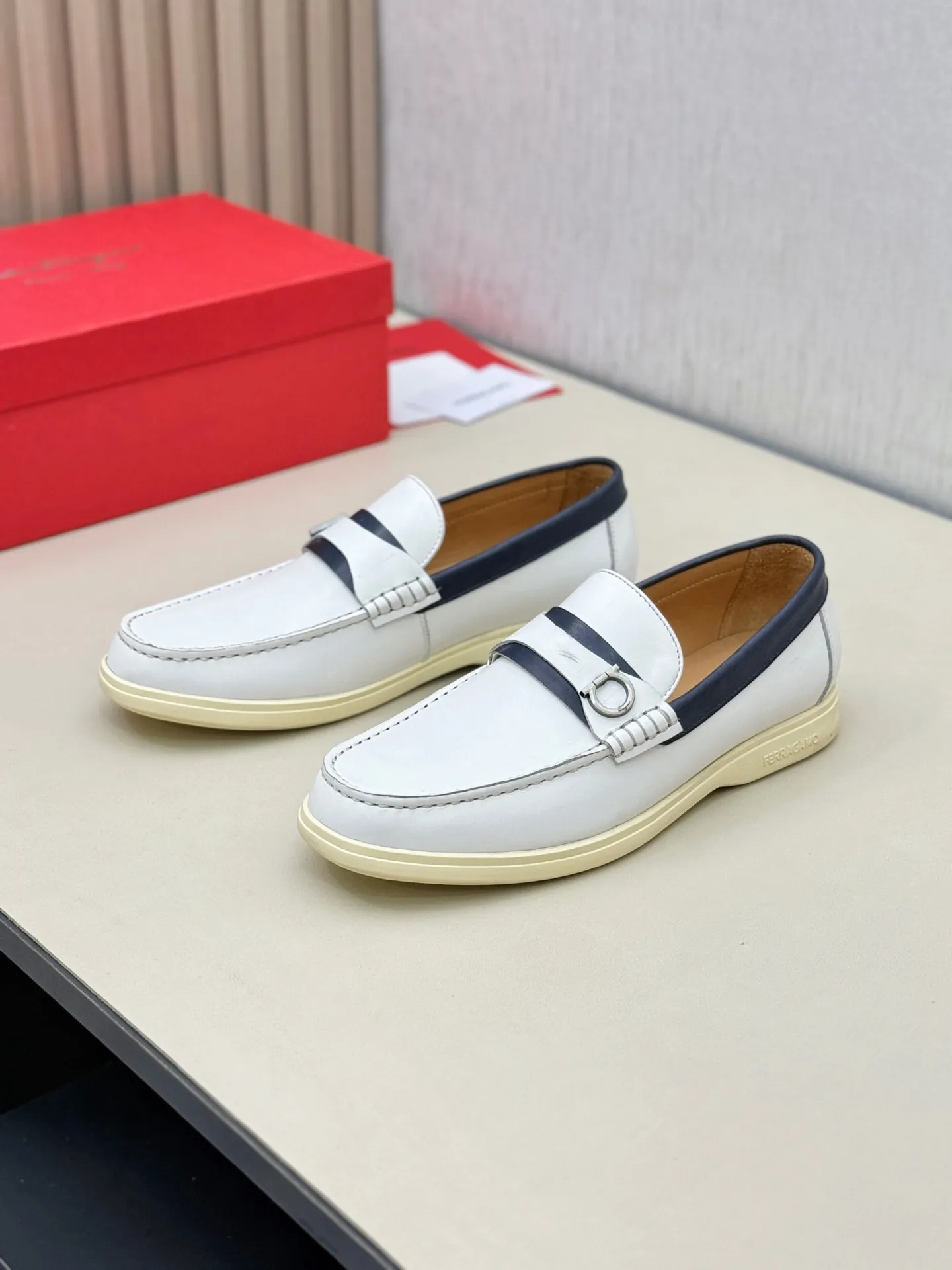 [Ferragamo] P: 580💰 Number of yards: 38~44 (45 orders are non-returnable) Ferragam's new men's driving shoes, the fabric is made of imported cowhide, with visible texture, heavy industrial stitching, dyed calfskin inside, standard logo cowhide feet, big-name experience, soft and comfortable on the feet, a men's favorite, special non-slip and wear-resistant rubber soles, easy to handle various occasions, with original box packaging!